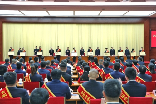 市土地儲備交易中心主任朱根錢上台領獎（左二）.jpg