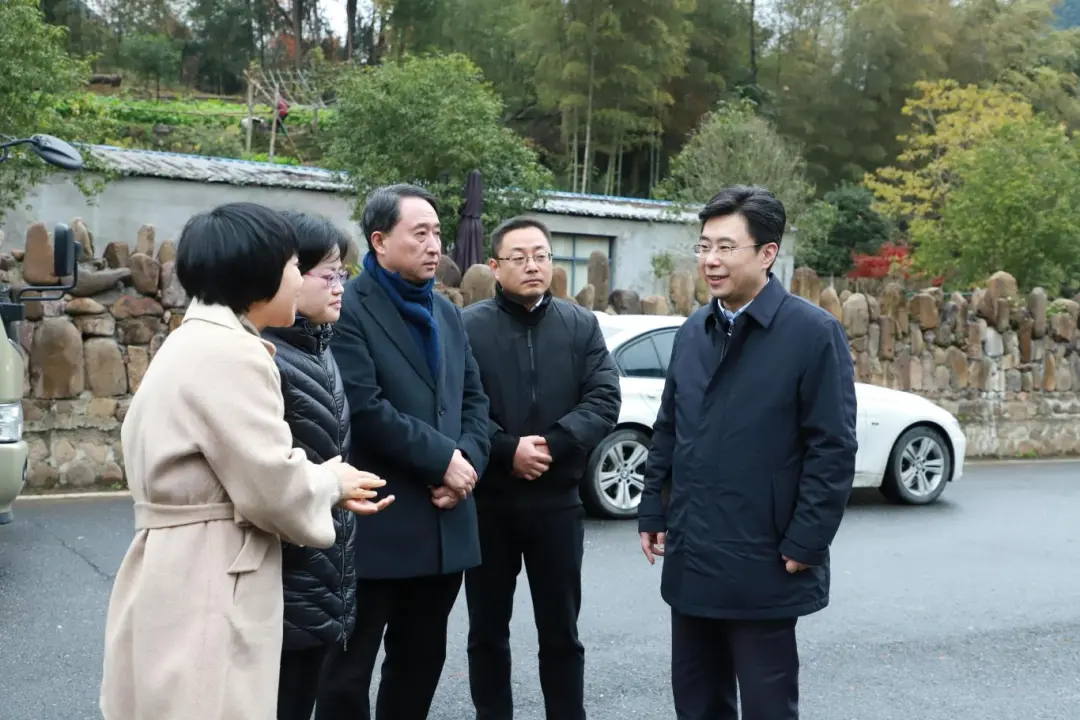 胥偉華一行赴富陽區壺源溪開展巡河工作